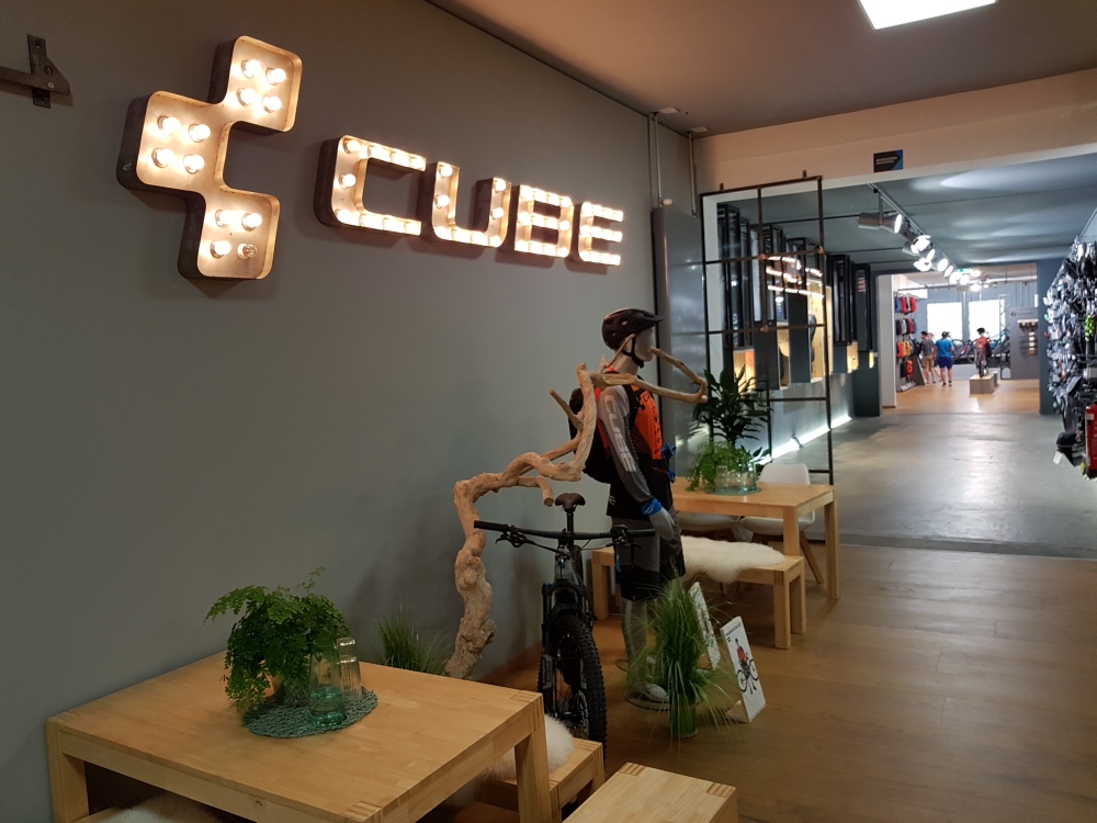 Cube showroom bejarat